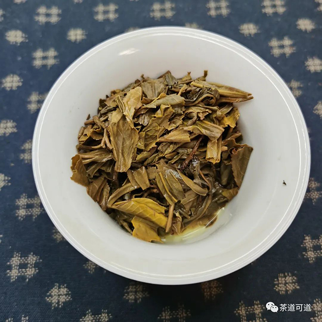 2021年大益7542黑胶礼盒版普洱茶