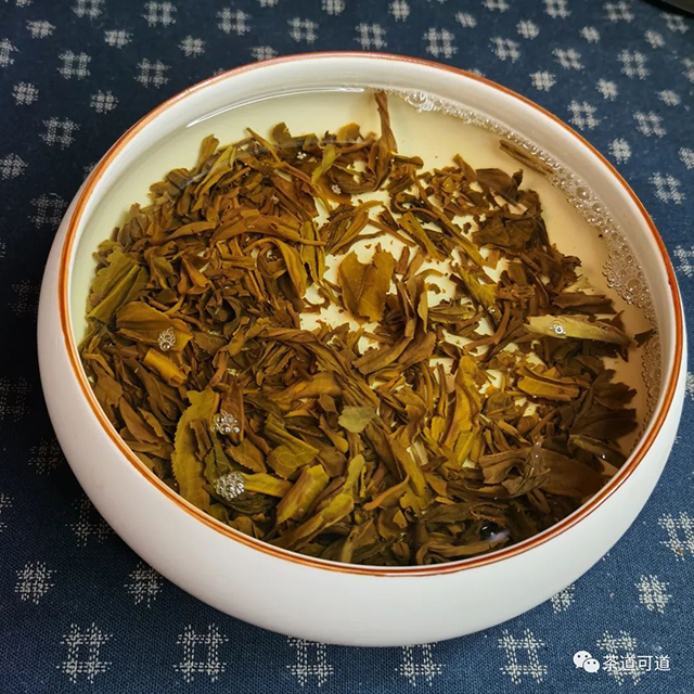 2021年大益7542黑胶礼盒版普洱茶