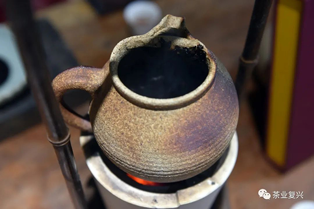 由福海茶厂和茶业复兴联袂举办的二十四节气茶会在猫猫茶书馆举办