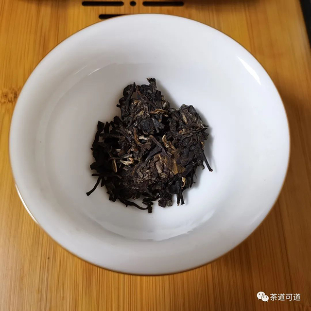 高顶古茶珍品系列2015乙未羊年贺岁茶鎏金岁月380克饼茶