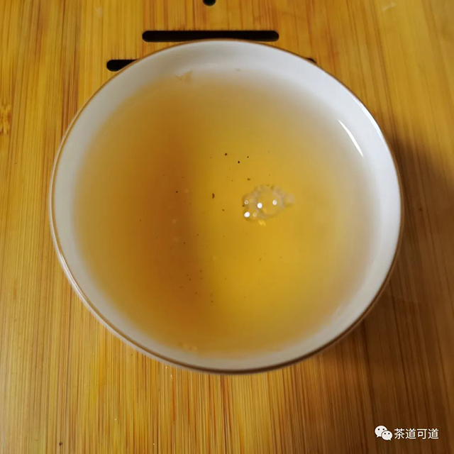 高顶古茶珍品系列2015乙未羊年贺岁茶鎏金岁月380克饼茶