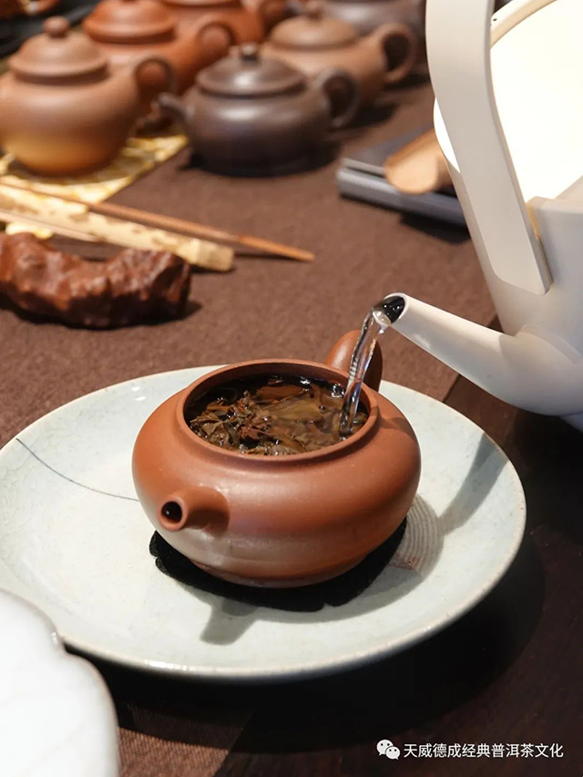 天威德成土饼普洱茶