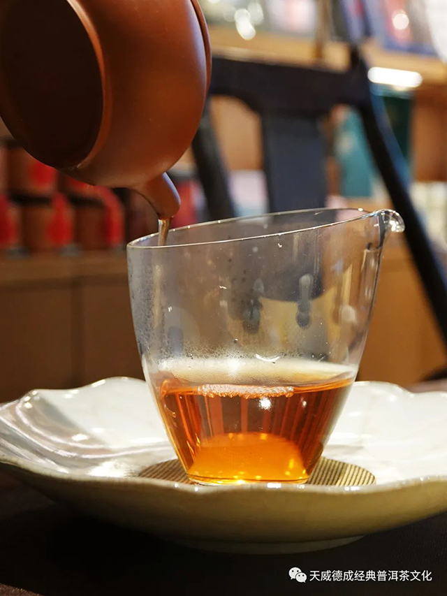 天威德成土饼普洱茶