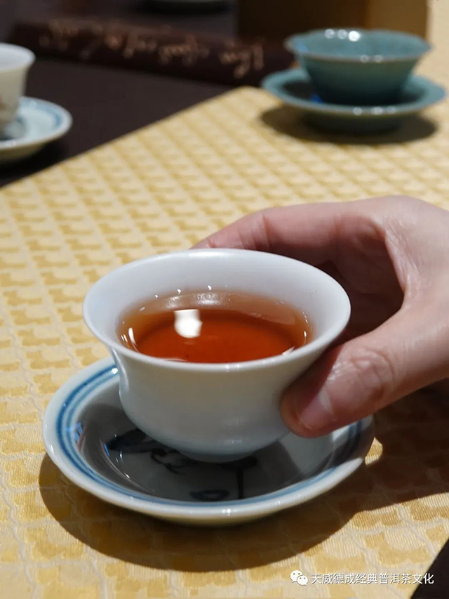 天威德成土饼普洱茶