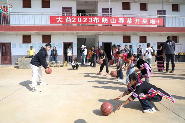 徐教练检验孩子们的运球学习成果