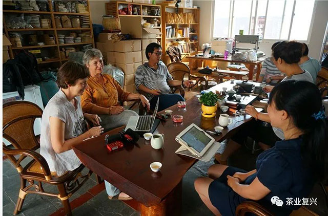 周重林在普洱市徐洪波先生茶店与两位法国友人讨论普洱茶