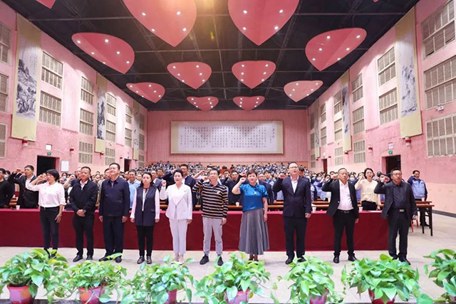 全体大益人在大益集团总裁张亚峰的带领下进行质量宣誓
