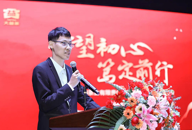 原料部部长陈川龙对2022年原料收购初制所现场管理及2023年改进方向进行讲解。