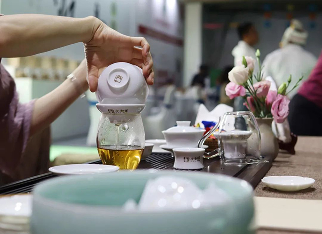 合和昌茶业新品西双版纳傣族自治州成立七十周年纪念茶