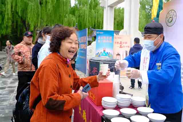 老舍茶馆在活动现场再现老二分大碗茶