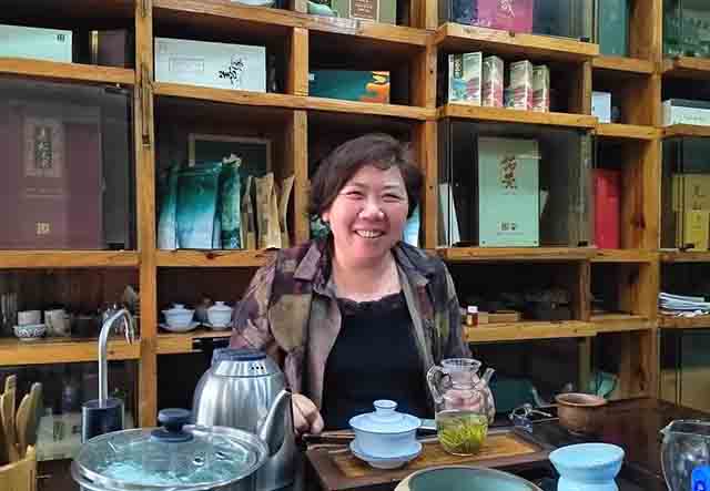 安化云台山八角茶业有限公司总经理邓超芝正在向客户介绍公司云台春芽产品