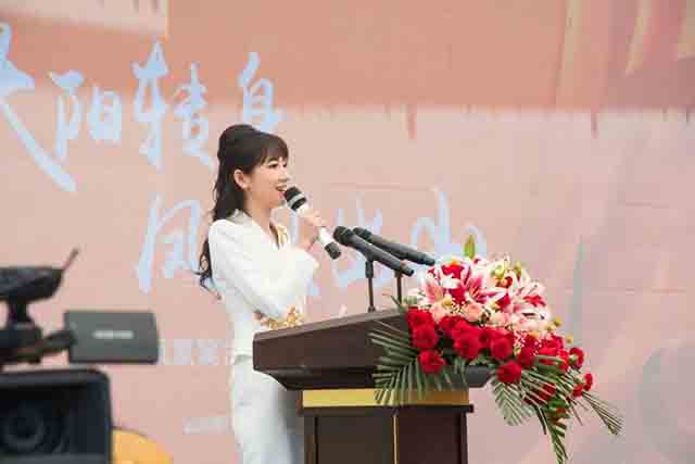 活动由云南广播电视台主持人卢凌杰主持