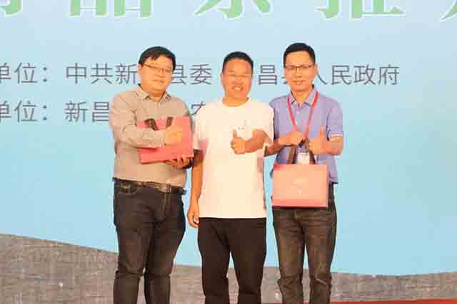 获奖观众与礼品赞助商合影