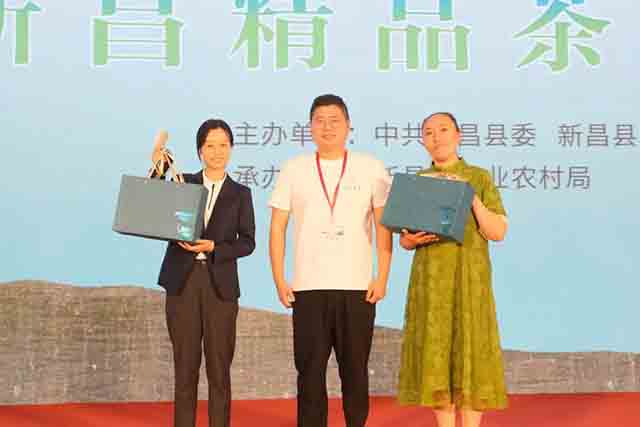 获奖观众与礼品赞助商合影