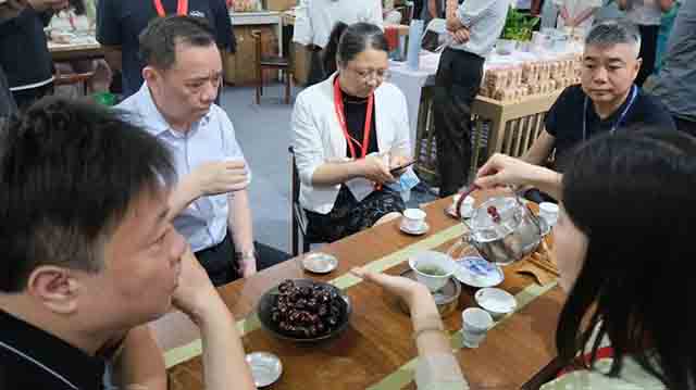 在绍兴茶主题馆消费者对新昌茶热情高涨