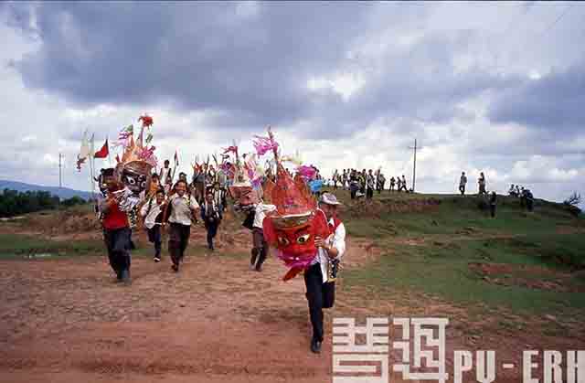 三个大神带领着人们冲向山顶