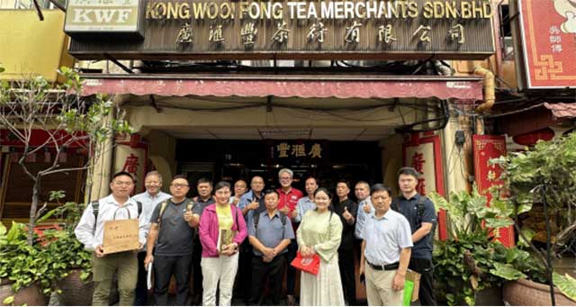 部分参展企业代表参访马来西亚广汇丰茶行有限公司