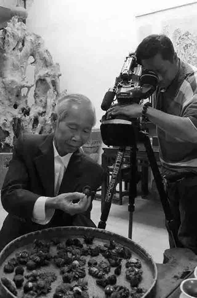 汪芳生接受电视台拍摄推广工艺造型茶