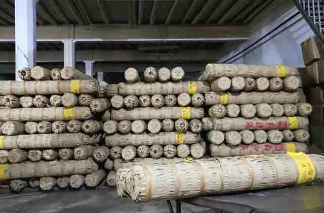 5000支安化千两茶从白沙溪茶仓出仓发往北京