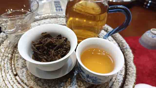 2015年易武青饼普洱茶