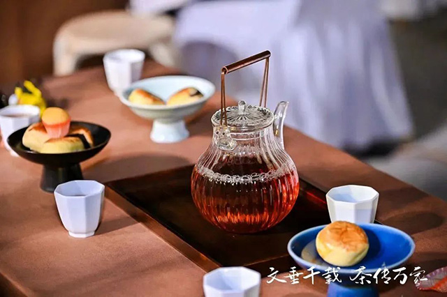 茶会品饮的第二道茶是大益在2018年上市的高端熟茶早春乔木圆茶香气馥郁滋味甘滑浓厚古树茶气彰显
