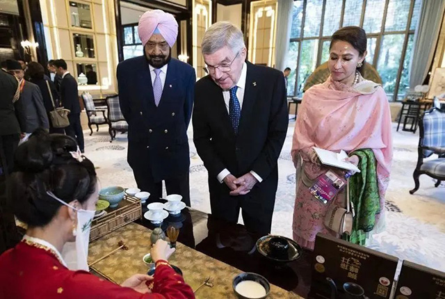 亚奥理事会代理主席辛格和夫人维尼塔国际奥委会主席巴赫欣赏点茶技艺