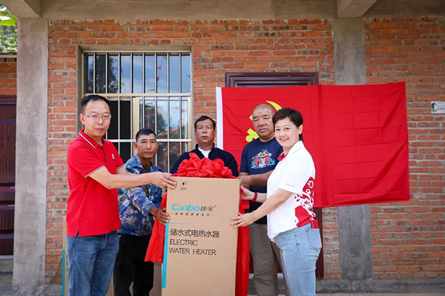 大益西南渠道服务商代表团向茶农捐赠热水器