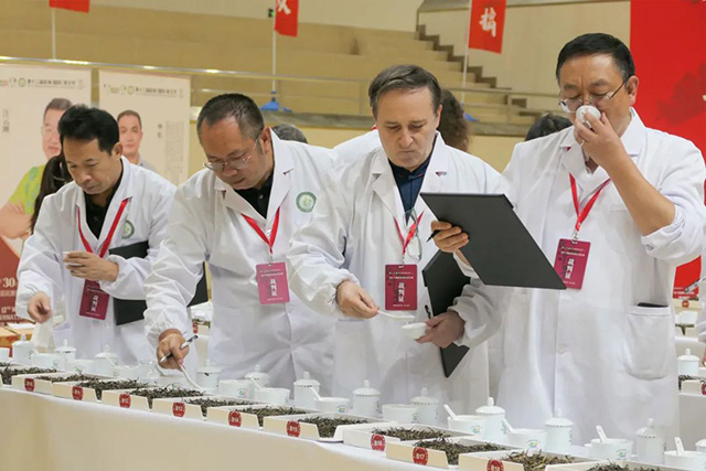 第十二届勐海国际茶王节茶王赛专家评选现场
