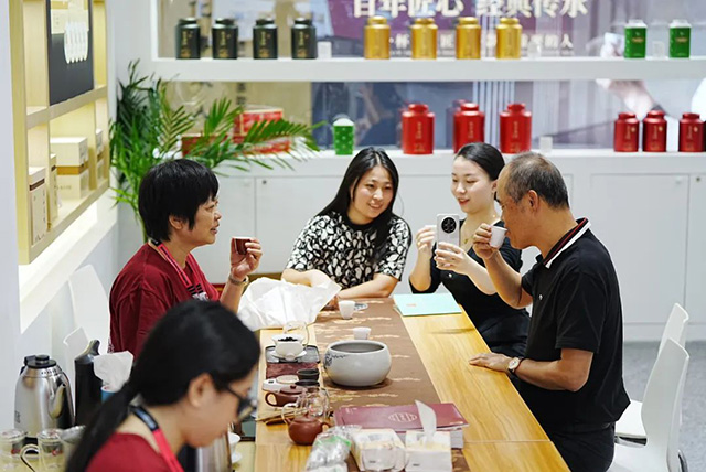 茶友们正在品饮一球高端熟茶系列