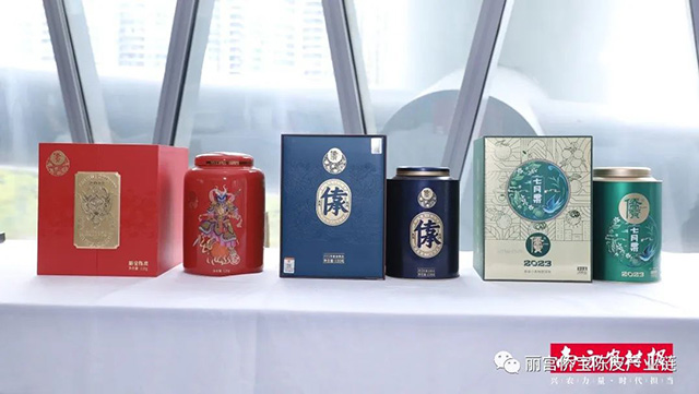 丽宫食品企业代表展示侨宝陈皮系列产品