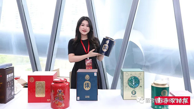 丽宫食品企业代表展示侨宝陈皮系列产品