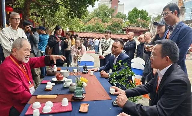 台湾中华茶文化学会创会理事长范增平展示三段十八步行茶