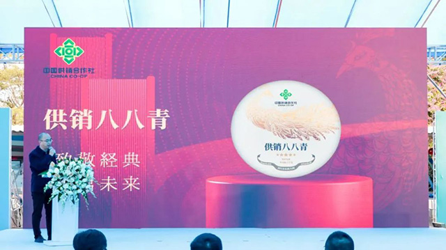 福建益起来品牌管理有限公司总经理周志辉发布新品。