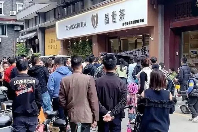 12月4日数十人聚集在昌世茶茶叶店外高喊退钱