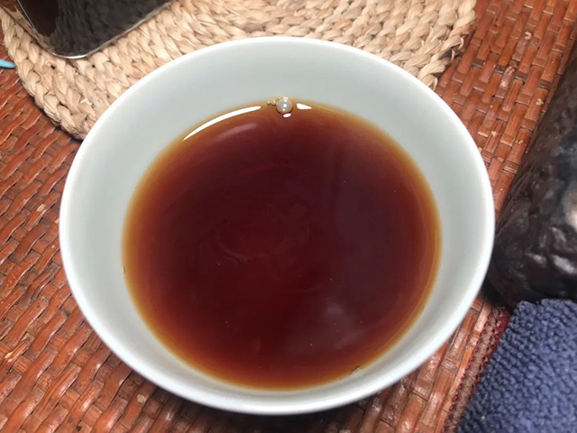 昆明六甲新二茶厂2003年金芽贡饼普洱茶品质特点