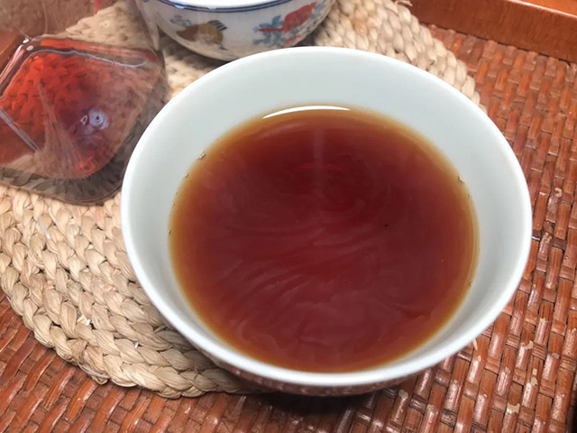 昆明六甲新二茶厂2003年金芽贡饼普洱茶品质特点