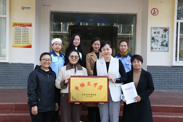 勐海茶业有限责任公司副总经理邵爱菊代表茶厂研发团队接受授牌