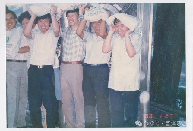 1988年在新加坡昌金强与云港茶叶公司的各业务公司经理在避雨