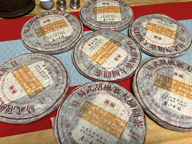 图为2010年易武刮风寨茶树王古树茶