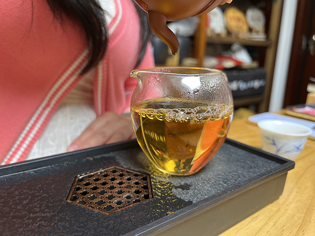 图为2010年易武刮风寨茶树王古树茶
