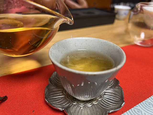 图为2010年易武刮风寨茶树王古树茶