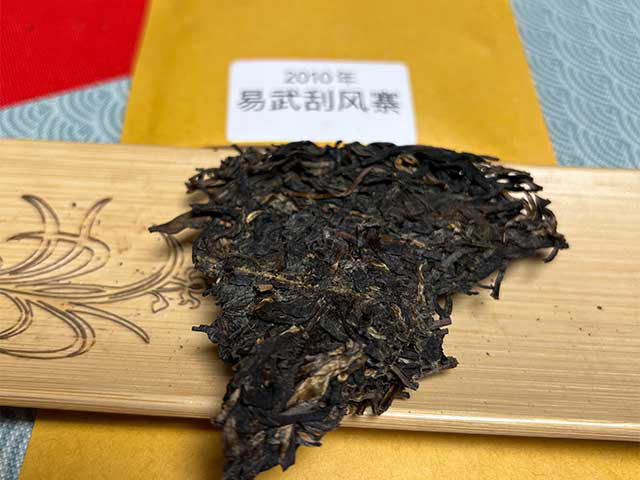 图为2010年易武刮风寨茶树王古树茶
