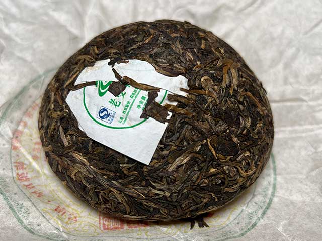 图为班章茶厂2008年勐海沱茶早春银毫250克沱