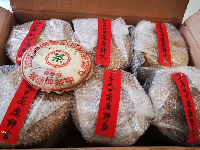 图为九十年代中茶牌圆茶原野香生茶