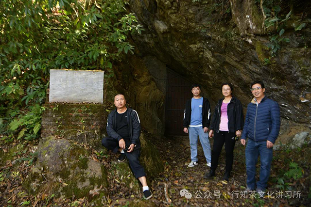 西双版纳博物馆专家考察易武白云洞