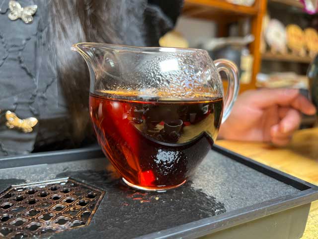 图为昆明仓1999年红丝带绿印熟茶