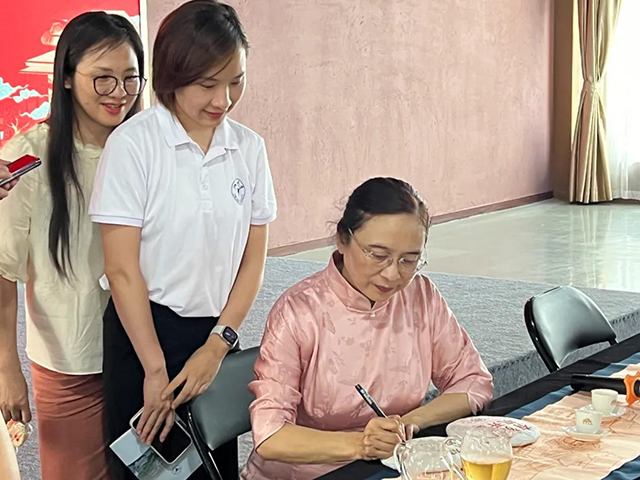 浙江大学茶学专业高级研修班走进六大茶山贺开庄园