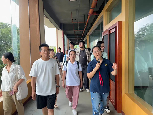 浙江大学茶学专业高级研修班走进六大茶山贺开庄园