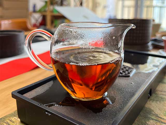 图为春城茶厂80年代88铁饼春城熟饼