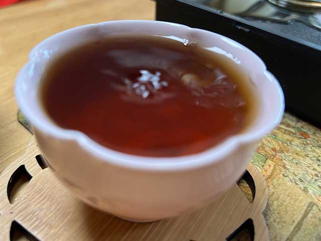 图为春城茶厂80年代88铁饼春城熟饼